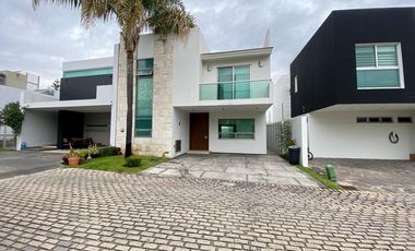 CASA EN RENTA SOLARES SAVEIRA