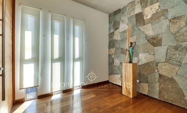 Moderna casa en venta en Jardines del Sur