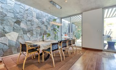 Moderna casa en venta en Jardines del Sur