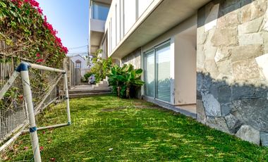 Moderna casa en venta en Jardines del Sur