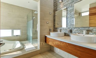 Moderna casa en venta en Jardines del Sur