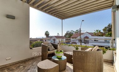 Moderna casa en venta en Jardines del Sur