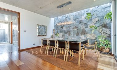 Moderna casa en venta en Jardines del Sur