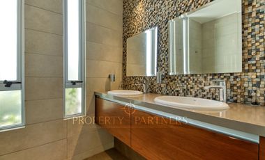 Moderna casa en venta en Jardines del Sur