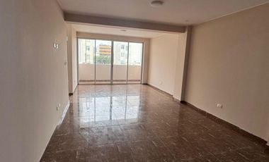 Venta de Amplio Departamento en Chorrillos – Excelente Ubicación