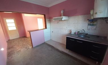 Casa en venta - 2 Dormitorios 1 Baño - Cochera - 360Mts2 - San Carlos de Bolívar
