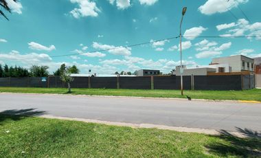 Terreno en esquina con gran frente comercial