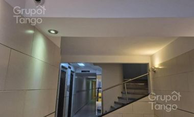 Venta Departamento 2 Ambientes en Retiro Con Patio Con Seguridad Cochera Opcional