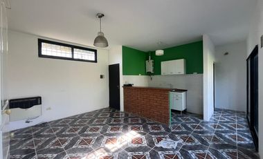 VENTA CASA FISHERTON R UN DORMITORIO LUMINOSA AMPLIO PATIO