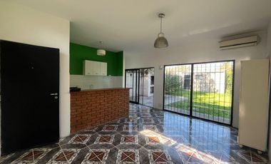 VENTA CASA FISHERTON R UN DORMITORIO LUMINOSA AMPLIO PATIO