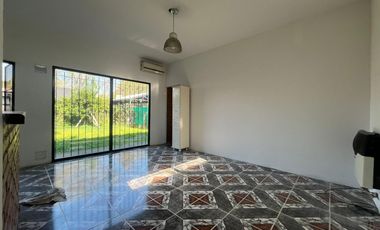 VENTA CASA FISHERTON R UN DORMITORIO LUMINOSA AMPLIO PATIO