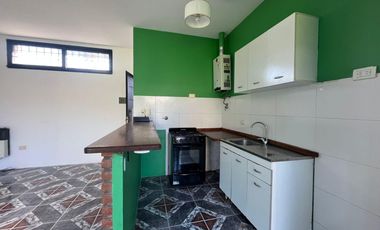 VENTA CASA FISHERTON R UN DORMITORIO LUMINOSA AMPLIO PATIO