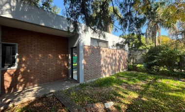 VENTA CASA FISHERTON R UN DORMITORIO LUMINOSA AMPLIO PATIO