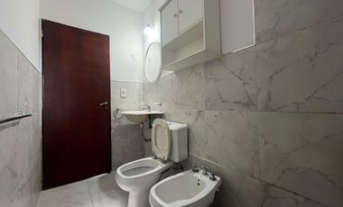 VENTA CASA FISHERTON R UN DORMITORIO LUMINOSA AMPLIO PATIO