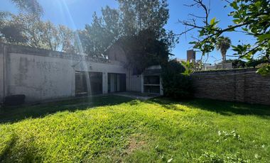 VENTA CASA FISHERTON R UN DORMITORIO LUMINOSA AMPLIO PATIO