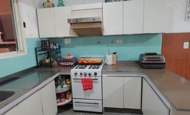 Departamento con 3 dormitorios en Turdera y un taller de trabajo, Lote en 