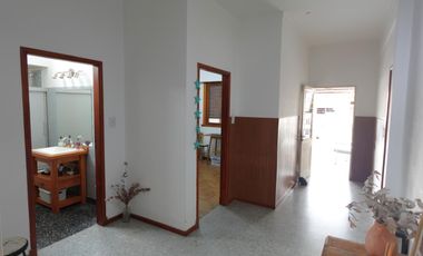 Departamento con 3 dormitorios en Turdera y un taller de trabajo, Lote en 