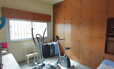 Departamento con 3 dormitorios en Turdera y un taller de trabajo, Lote en 