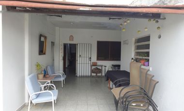 Departamento con 3 dormitorios en Turdera y un taller de trabajo, Lote en 