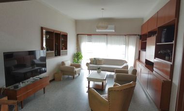 Departamento con 3 dormitorios en Turdera y un taller de trabajo, Lote en 