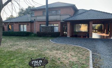 Casa en  Parque de las Naciones excelente estado Piscina Quincho y cochera