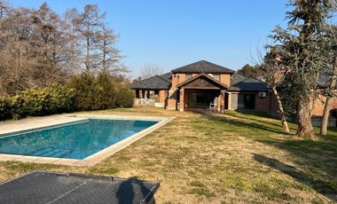 Casa en  Parque de las Naciones excelente estado Piscina Quincho y cochera