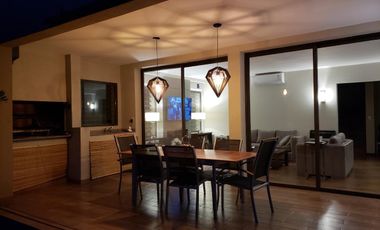 Casa en venta - 3 Dormitorios 3 Baños - 1200Mts2 - Pilar