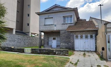 Casa en venta - 4 Dormitorios 2 Baños - Cochera - 371Mts2 - Punta Mogotes