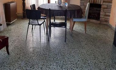 Casa en venta - 4 Dormitorios 2 Baños - Cochera - 371Mts2 - Punta Mogotes