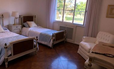 Casa en alquiler - 4 Dormitorios 2 Baños - Cochera - 226,16Mts2 - Olivos