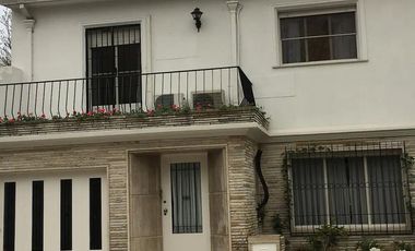 Casa en alquiler - 4 Dormitorios 2 Baños - Cochera - 226,16Mts2 - Olivos