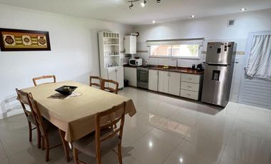 Casa en venta - 2 Dormitorios 1 Baño - 215Mts2 - Miramar