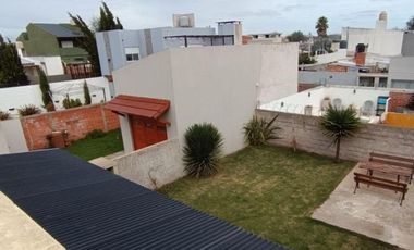 Casa en venta - 2 Dormitorios 1 Baño - 215Mts2 - Miramar