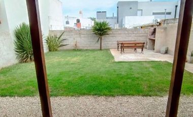 Casa en venta - 2 Dormitorios 1 Baño - 215Mts2 - Miramar