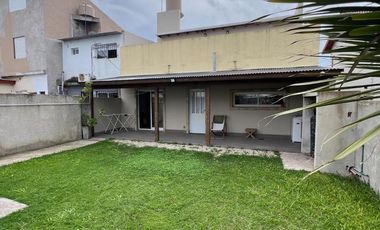 Casa en venta - 2 Dormitorios 1 Baño - 215Mts2 - Miramar