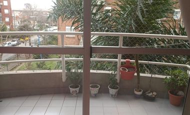 Departamento tres ambientes con cochera a la venta en Sarandi