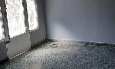 Venta - Departamento tipo casa - 3 ambientes - Al frente -  Patio - Terraza - Lanús Este