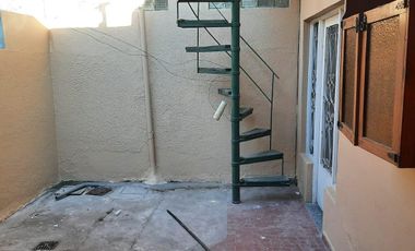 Venta - Departamento tipo casa - 3 ambientes - Al frente -  Patio - Terraza - Lanús Este