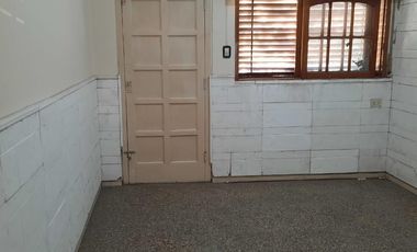 Venta - Departamento tipo casa - 3 ambientes - Al frente -  Patio - Terraza - Lanús Este