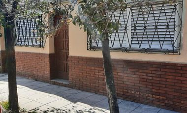 Venta - Departamento tipo casa - 3 ambientes - Al frente -  Patio - Terraza - Lanús Este