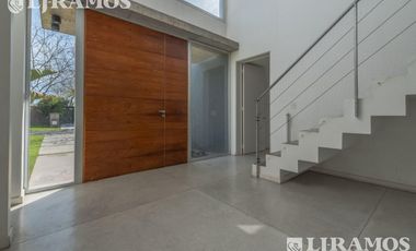 Casa con 3 dormitorios mas dependencia en venta / alquiler  en EL ENCUENTRO.