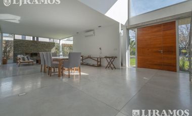 Casa con 3 dormitorios mas dependencia en venta / alquiler  en EL ENCUENTRO.