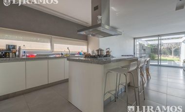 Casa con 3 dormitorios mas dependencia en venta / alquiler  en EL ENCUENTRO.