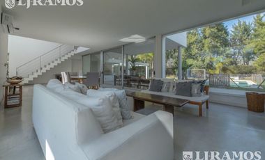 Casa con 3 dormitorios mas dependencia en venta / alquiler  en EL ENCUENTRO.