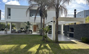 Casa con 3 dormitorios mas dependencia en venta / alquiler  en EL ENCUENTRO.