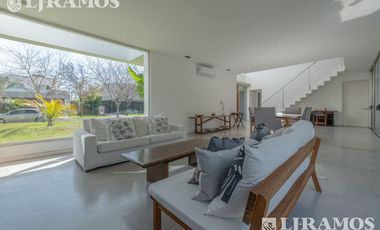 Casa con 3 dormitorios mas dependencia en venta / alquiler  en EL ENCUENTRO.