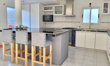 Casa en venta - 3 Dormitorios 3 Baños - Cochera - 600Mts2 - Villa Parque Sicardi, La Plata