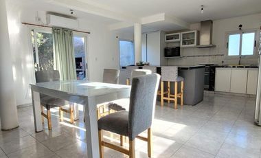 Casa en venta - 3 Dormitorios 3 Baños - Cochera - 600Mts2 - Villa Parque Sicardi, La Plata