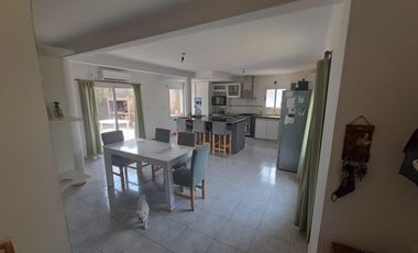 Casa en venta - 3 Dormitorios 3 Baños - Cochera - 600Mts2 - Villa Parque Sicardi, La Plata