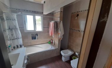 Casa en venta - 3 Dormitorios 3 Baños - Cochera - 600Mts2 - Villa Parque Sicardi, La Plata